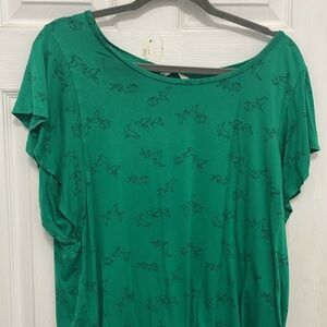 ⚡️5/$25- Reitmans Plus Size Emerald green shirt with 🕊️modern bird origami motif